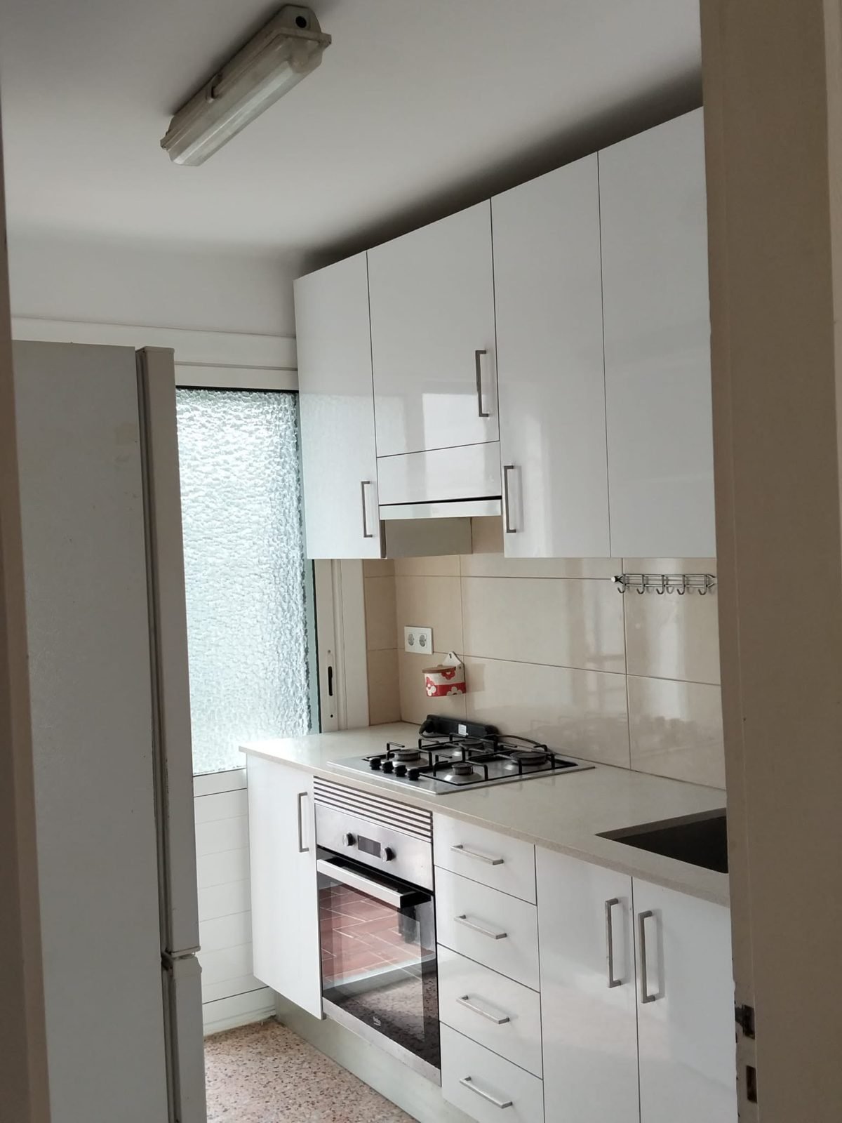 Cocina reformada en blanco por Manos Mágicas Barcelona