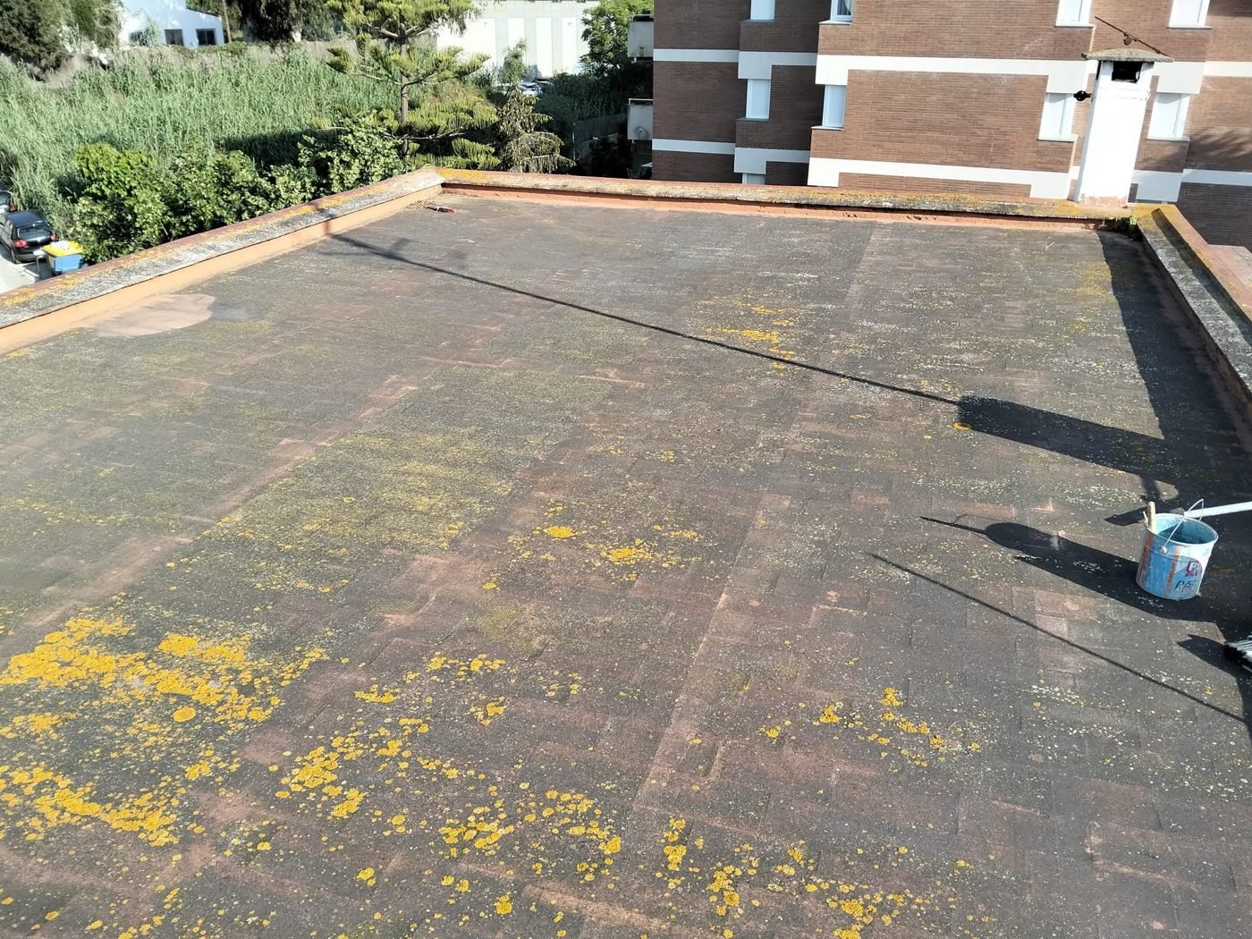 Cubierta de comunidad con humedades antes del mantenimiento en Barcelona