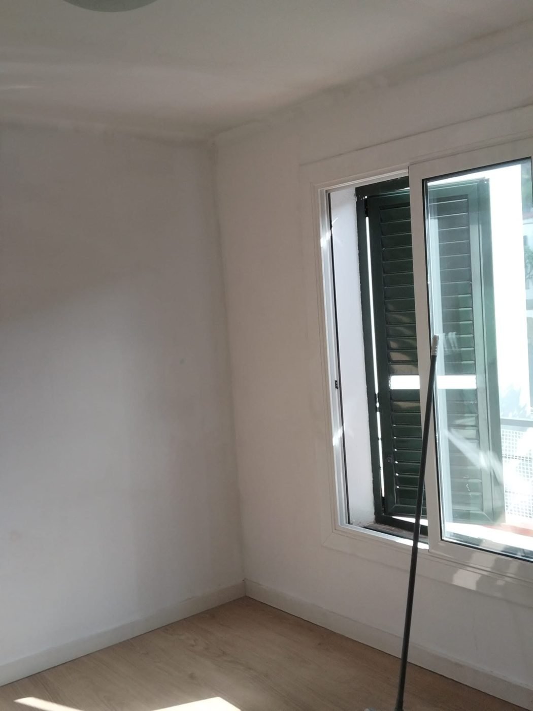 Habitación recién pintada en Barcelona por Manos Mágicas Barcelona