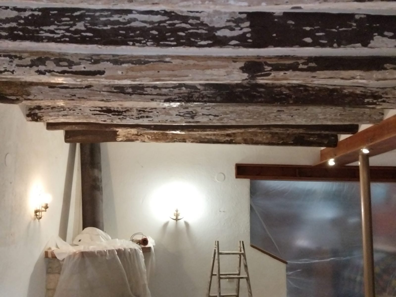 Techo de vigas de madera restaurado y pintado por Manos Mágicas Barcelona